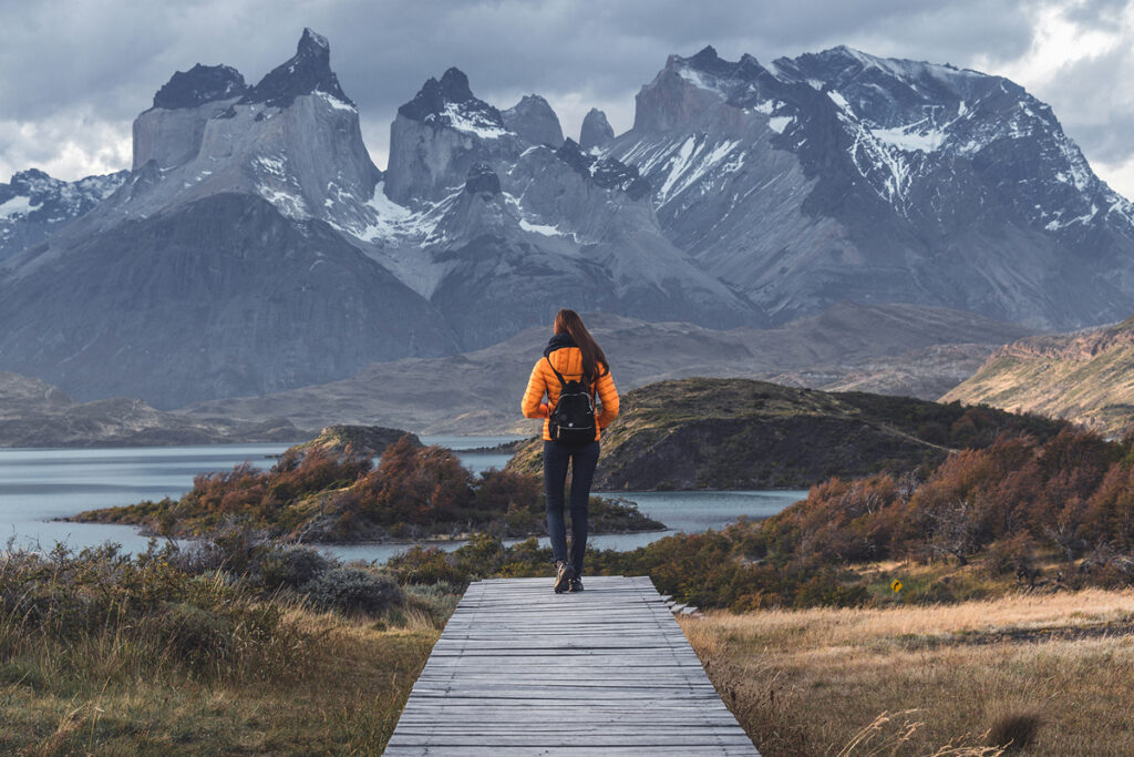 excursionista caminando por un sendero en el Parque Nacional Torres del Paine