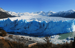 El imponente glaciar Perito Moreno visto desde las pasarelas