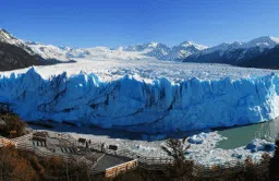 El imponente glaciar Perito Moreno visto desde las pasarelas