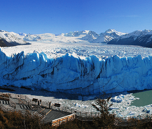El imponente glaciar Perito Moreno visto desde las pasarelas