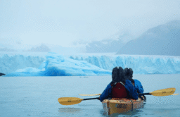 Navegación en Kayaks por el Canal de los Témpanos, ubicado en el Lago Argentino