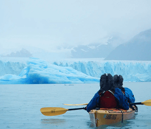 Navegación en Kayaks por el Canal de los Témpanos, ubicado en el Lago Argentino
