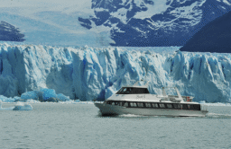 Navegación frente a la cara norte del glaciar Perito Moreno