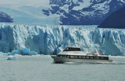 Navegación frente a la cara norte del glaciar Perito Moreno