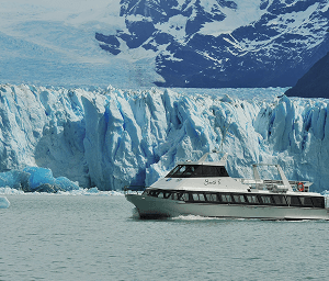 Navegación frente a la cara norte del glaciar Perito Moreno