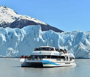 Navegación frente a la cara norte del glaciar Perito Moreno