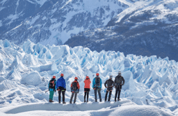 Excursionistas realizando trekking sobre el glaciar Perito Moreno