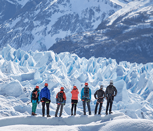 Excursionistas realizando trekking sobre el glaciar Perito Moreno