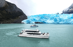 Navegación en el Lago Argentino frente al glaciar Perito Moreno