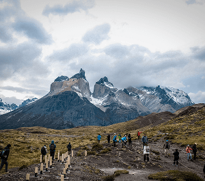 Trekking hacia Playa Lago Pehoé, pasando por el poderoso Salto Grande hasta el Mirador de los Cuernos