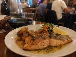 plato de trucha patagónica gastronomía patagónica El Calafate