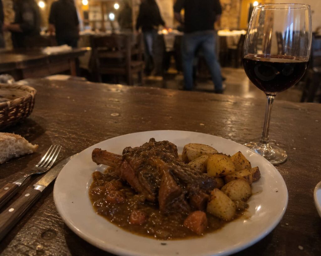 estofado de cordero con copa de vino